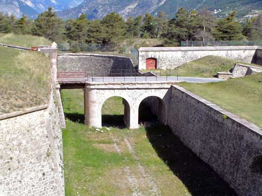 Les fossés et remparts du fort